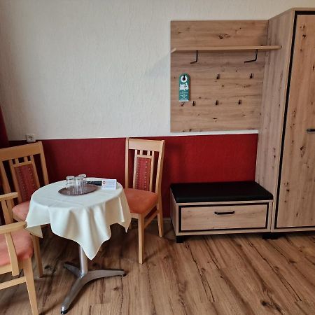Hotel Weinhaus Am Stiftstor Трейс-Карден Екстериор снимка
