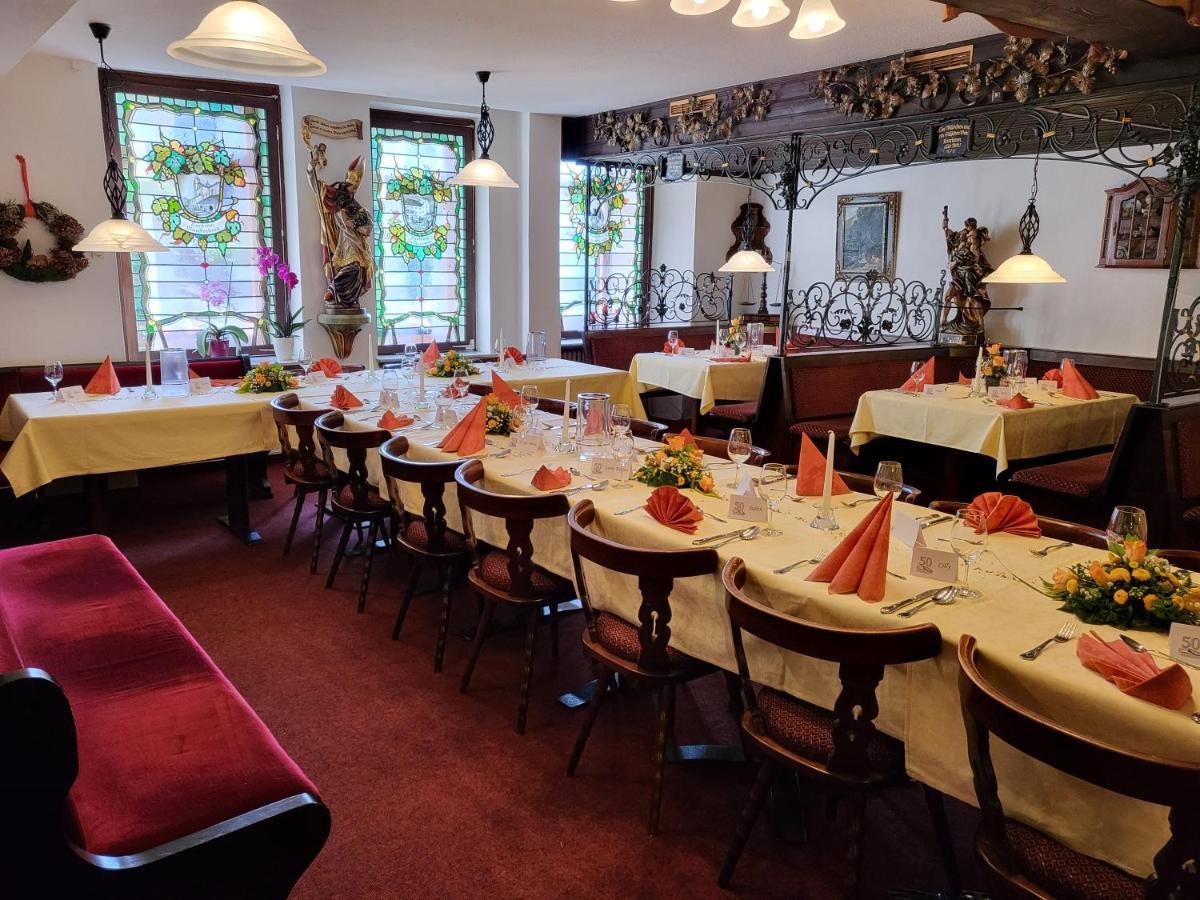 Hotel Weinhaus Am Stiftstor Трейс-Карден Екстериор снимка