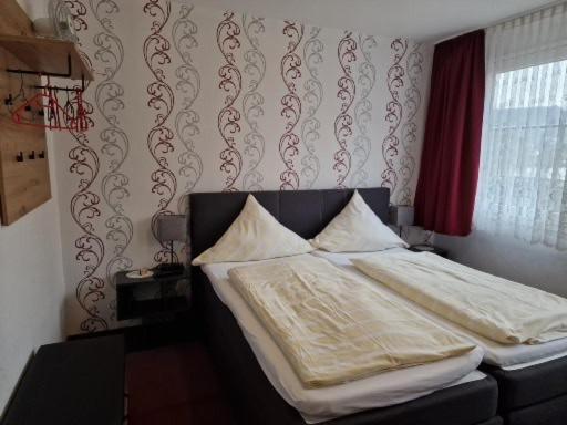 Hotel Weinhaus Am Stiftstor Трейс-Карден Екстериор снимка