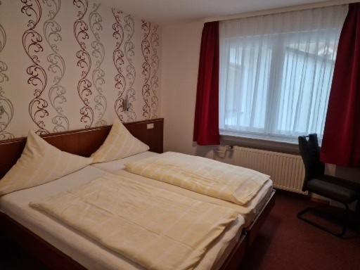 Hotel Weinhaus Am Stiftstor Трейс-Карден Екстериор снимка