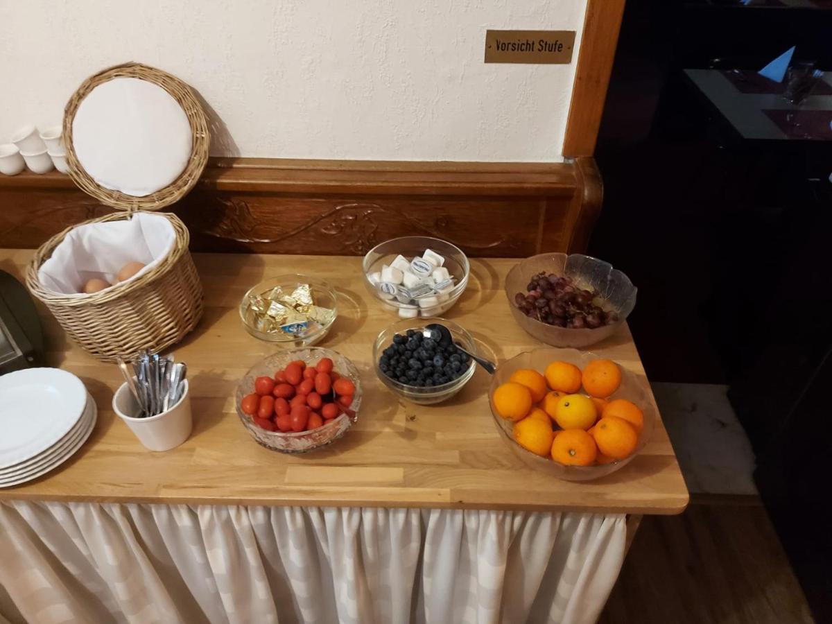 Hotel Weinhaus Am Stiftstor Трейс-Карден Екстериор снимка