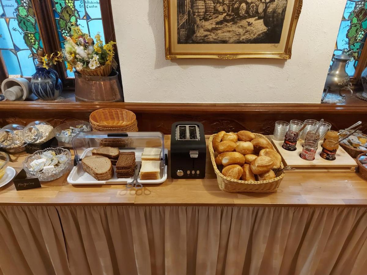 Hotel Weinhaus Am Stiftstor Трейс-Карден Екстериор снимка