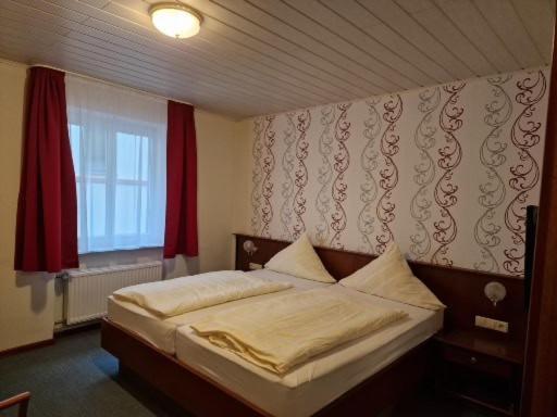 Hotel Weinhaus Am Stiftstor Трейс-Карден Екстериор снимка
