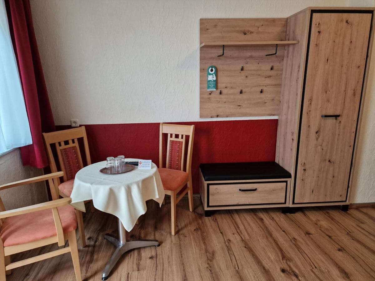 Hotel Weinhaus Am Stiftstor Трейс-Карден Екстериор снимка