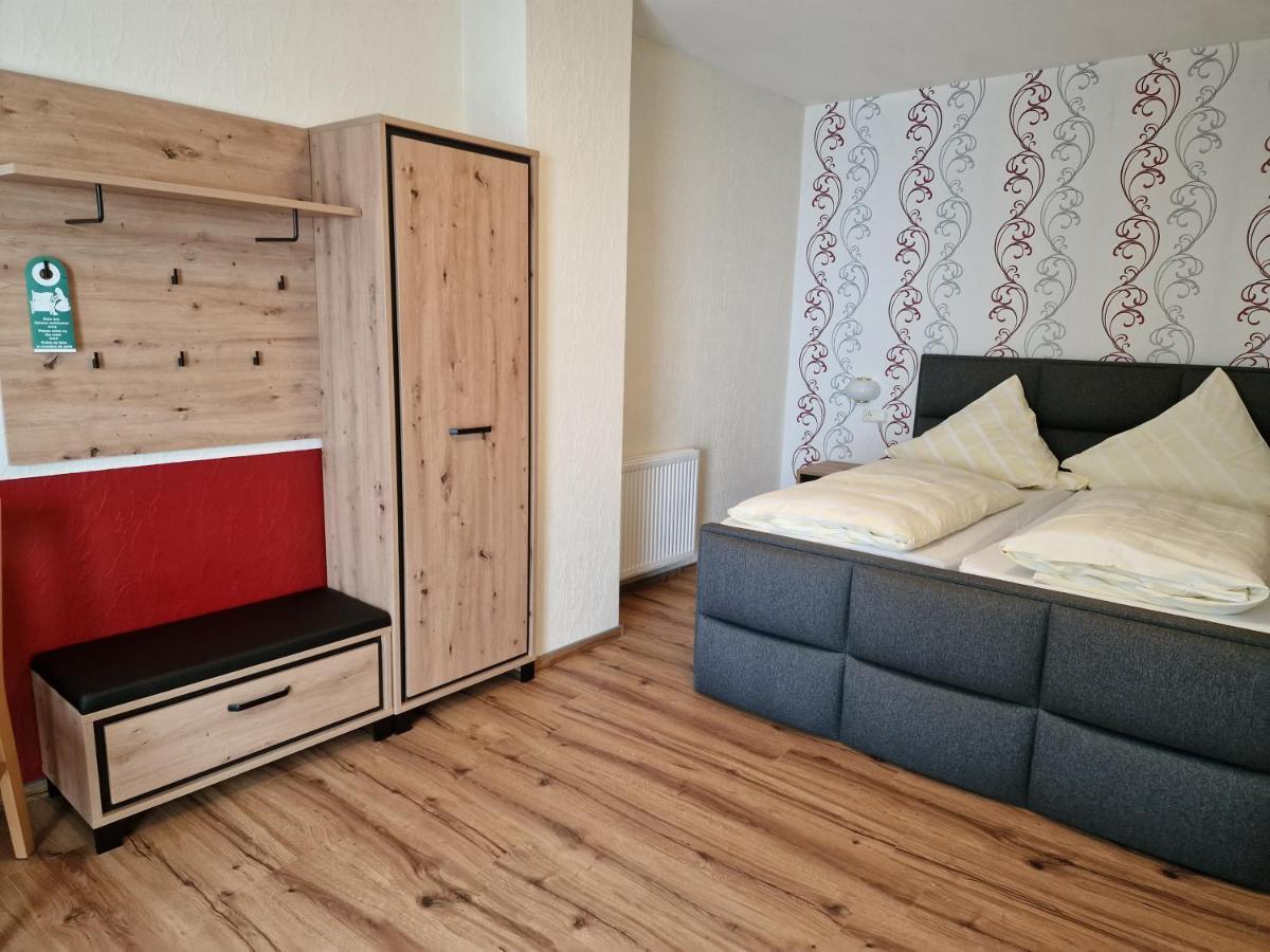 Hotel Weinhaus Am Stiftstor Трейс-Карден Екстериор снимка