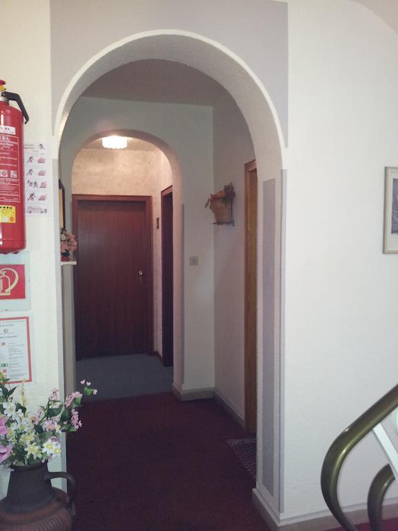 Hotel Weinhaus Am Stiftstor Трейс-Карден Екстериор снимка