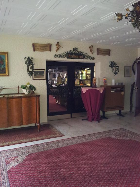 Hotel Weinhaus Am Stiftstor Трейс-Карден Екстериор снимка