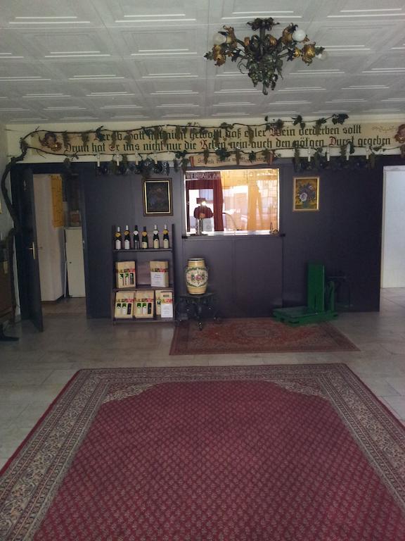 Hotel Weinhaus Am Stiftstor Трейс-Карден Екстериор снимка