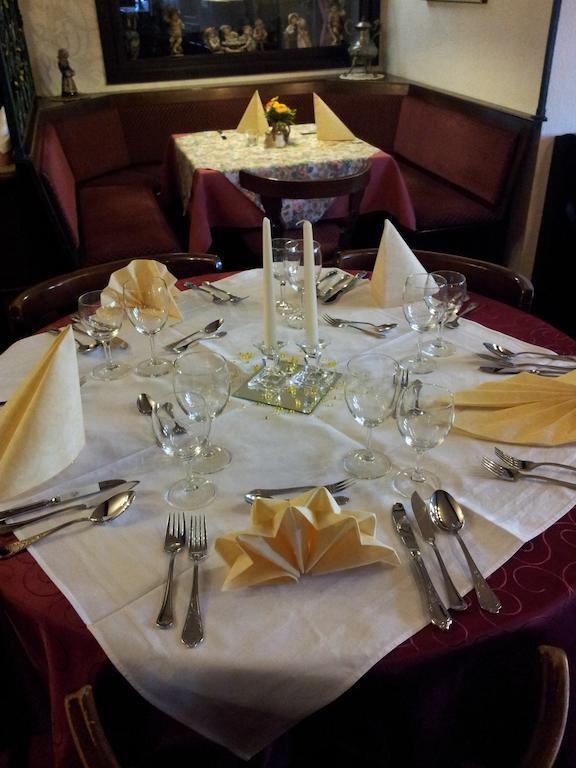 Hotel Weinhaus Am Stiftstor Трейс-Карден Екстериор снимка