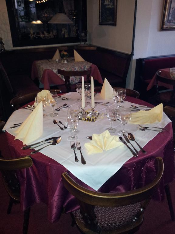 Hotel Weinhaus Am Stiftstor Трейс-Карден Екстериор снимка