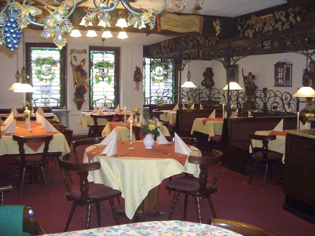 Hotel Weinhaus Am Stiftstor Трейс-Карден Екстериор снимка